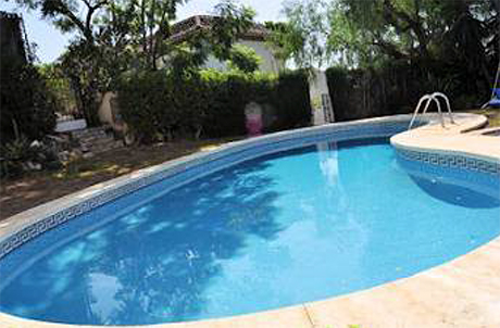 Smuk Villa til salg i Calahonda swimming pool